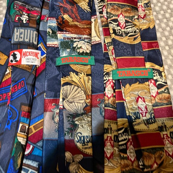 9 vintage Looney Tunes/Disney, Postage Stamp, Tabasco ,Christmas, etc, neck ties - Picture 6 of 9